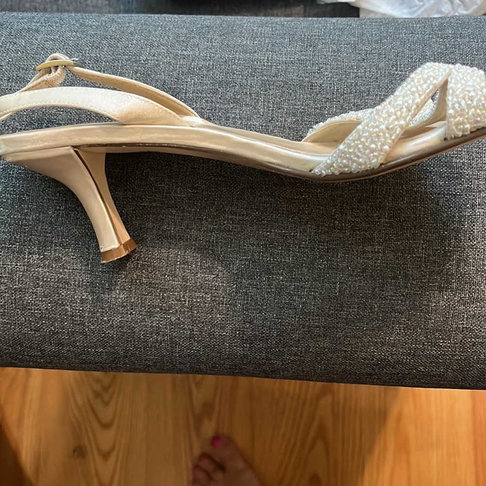 Sling back beaded kitten heels. Pearls on white satin. - Picture 2 of 3